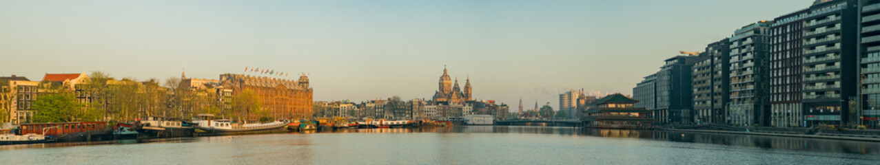 Obraz premium Morning view of the Church of Saint Nicholas and cityscape