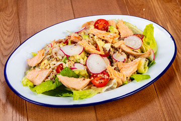 Salad with salmon and reddish