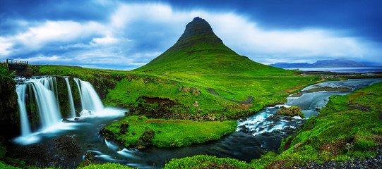 Berg Kirkjufell und Wasserfälle in Island, panoramischer Reisehintergrund