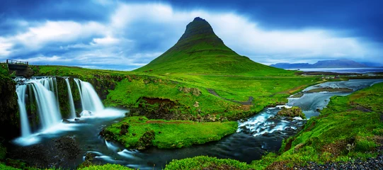 Crédence de cuisine en verre imprimé Kirkjufell Montagne et chutes d& 39 eau de Kirkjufell en Islande, fond panoramique de voyage