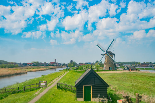 Afternoon view of the famous Kinderdijk winmill village