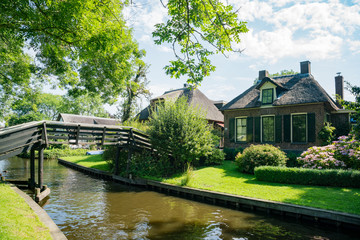 Obraz premium Beautiful canal view and traditional house of Giethoorn