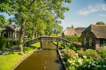 Fototapeta na wymiar Beautiful canal view and traditional house of Giethoorn