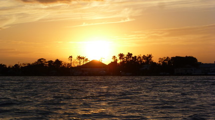 Fototapeta na wymiar Strandvilla mit Sonnenuntergang in der Karibik