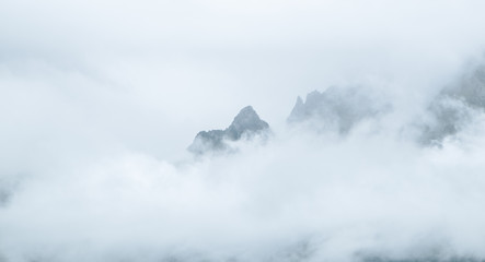 Naklejka na ściany i meble Berggipfel in den Wolken