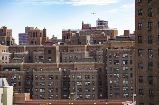 Fototapeta Some public houses and apartments seen from the Brooklyn Bridge in Manhattan, New York, USA.