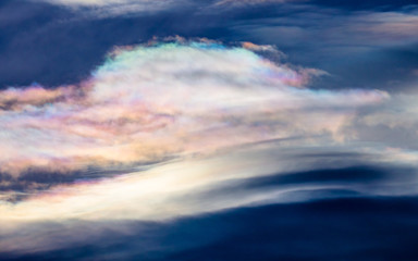 Fototapeta na wymiar 朝の空に浮かぶ輝く雲