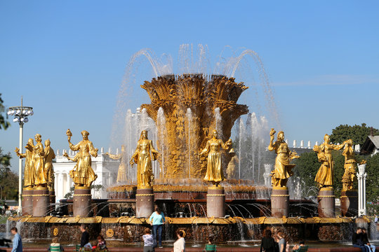 Photo of a macro golden fountain Friendship of peoples