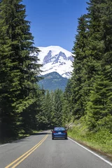 Papier Peint photo Lavable Parc naturel Road Trip à travers le parc national du Mont Rainier à Washington USA. Vue depuis la route jusqu& 39 au glacier enneigé du mont Rainier