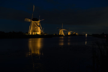 Fototapeta na wymiar the windmills in Kinderdijk are illuminated