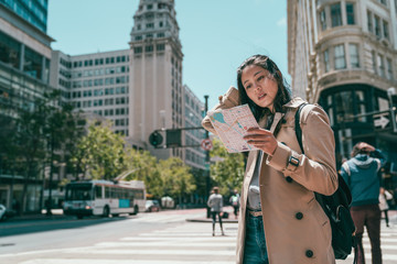 Obraz premium woman reading guide map and looking confused