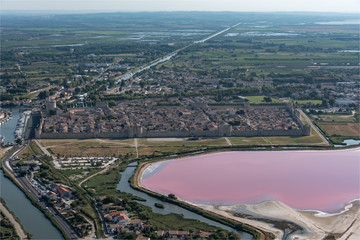 vue aérienne de la ville touristique d'algues-mortes dans le Gard en France