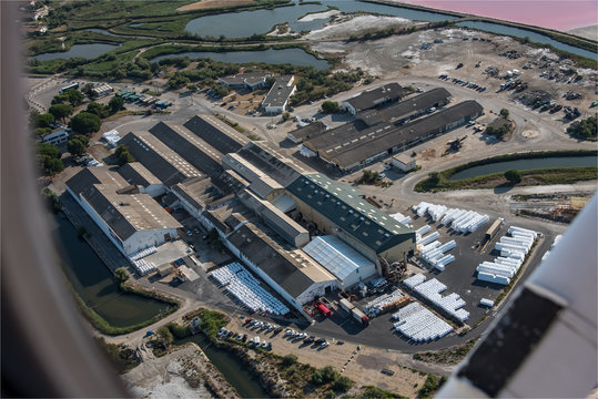 vue aérienne de l'usine des Salins du Midi au Grau du Roi en Camargue en France