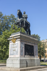 Obraz premium St. Petersburg, Russia - August 08, 2018: Bronze equestrian monument of Peter the Great in front of St. Michael's Castle in St. Petersburg.