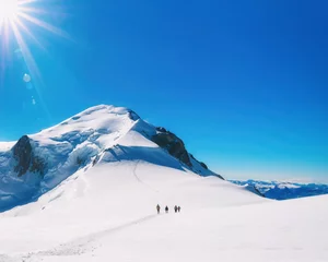 Crédence de cuisine en verre imprimé Mont Blanc Trekking au sommet du Mont Blanc dans les Alpes françaises