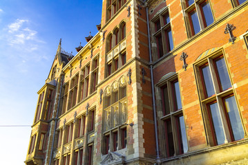 Obraz premium 夕日に映えるアムステルダム中央駅