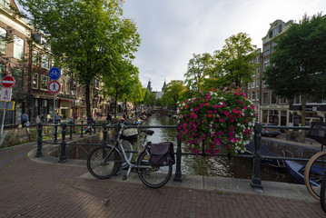 Fototapeta na wymiar 自転車とアムステルダムの川辺