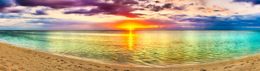 Crédence de cuisine en verre imprimé Plage et mer Vue sur la mer au coucher du soleil. Paysage incroyable. Beau panorama de plage