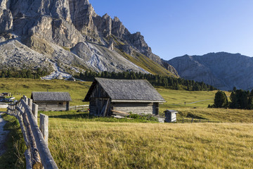 Hütte unterhalb der Geisler Spitzen