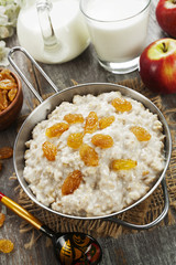 Oatmeal with raisin