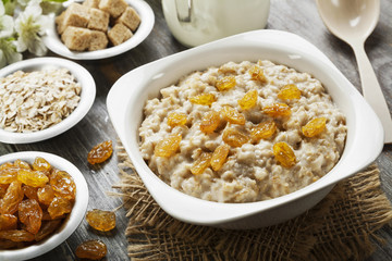 Oatmeal with raisin