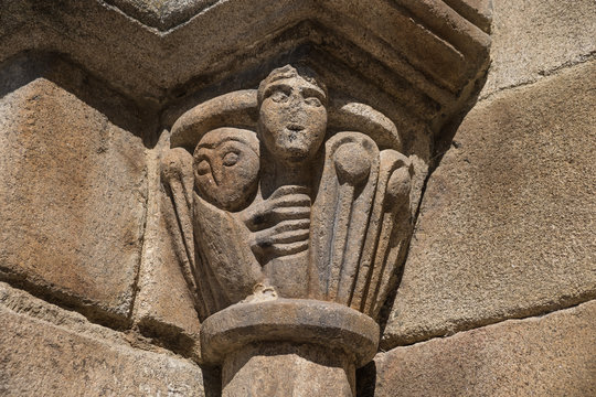 Capitel izquierdo de la puerta lateral de la iglesia rom&aacute;nica de Santiago, Allariz. Ourense, Galicia. Espa&ntilde;a.