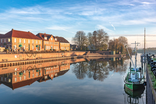 Alter Hafen Hooksiel im Morgennebel - Nordsee