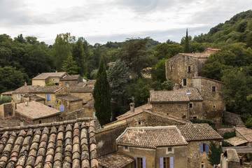 Fototapeta na wymiar Les toits du village médiéval de Saint Montan