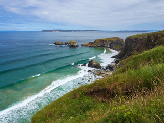 Die Atlantikküste an der Causeway Coastal Route in Nordirland