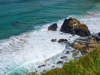 Felsen in der Brandung an der Atlantikküste n Nordirland