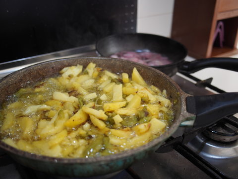 frittura di patate, peperoni e cipolle