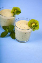 Smoothies with a banana and kiwi