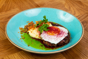 Roasted beefsteak with egg