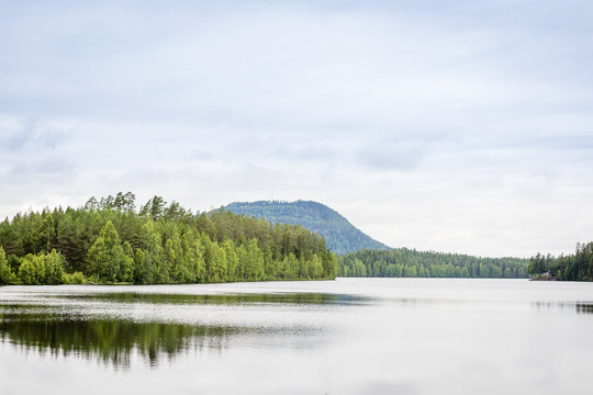svenska fj&auml;llen i bakgrunden en sj&ouml; i f&ouml;rgrunden