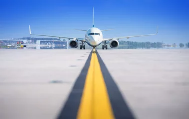 Poster modernes Verkehrsflugzeug auf einer Landebahn © frank peters