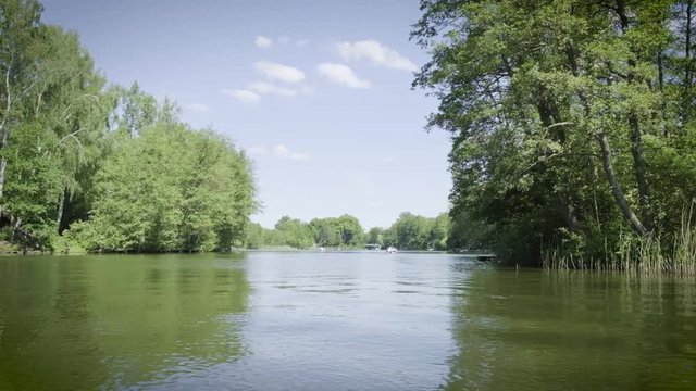 Langsame Fahrt &uuml;ber einen See bei sonnigem Sommerwetter