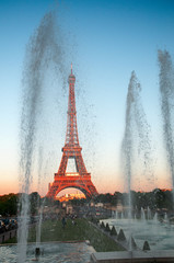 Gichi di fontane al tramonto con la Tour Eiffel