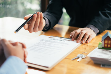 Real estate broker residential house rent listing contract.