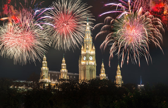 Rathaus in Wien mit Silvester-Feuerwerk