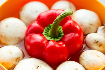 champignons around the pepper in water in a bowl