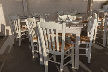 Gedeckter Tisch in Taverne auf Santorin