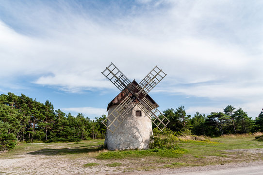 Vacker gammal väderkvarn av kalksten på Gotland Djupvik