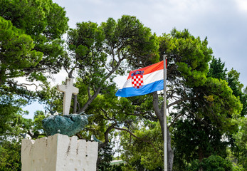 Kroatische Flagge mit Wappen von Kroatien