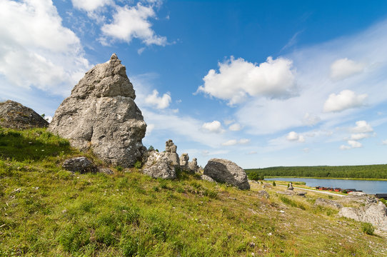 Raukar nedanf&ouml;r Lergravsberget p&aring; Gotland