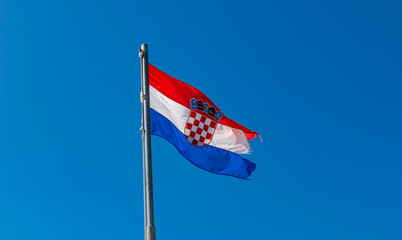 Kroatische Flagge mit Wappen von Kroatien