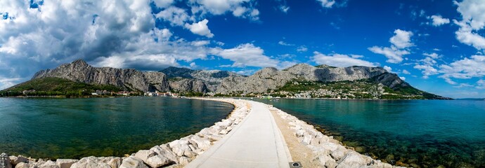 Ein Panoramabild von Omis in Kroatien