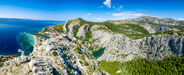Ein Panoramabild von Omis in Kroatien
