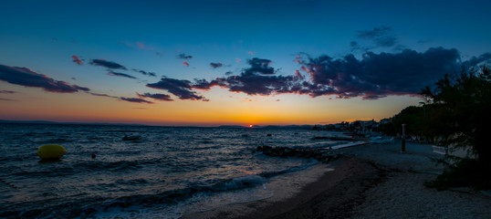 Sonnenuntergang in Podstrana in Kroatien