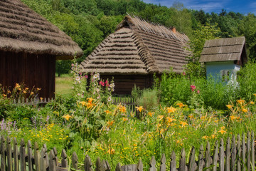stare wiejskie chałupy  z tradycyjnym ogródkiem kwiatowym