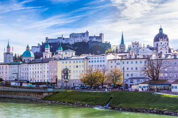 Fototapeta premium Beautiful panoramic view of Salzburg, Salzach river and Festung Hohensalzburg fortress in autumn, Salzburg, Salzburger Land, Austria